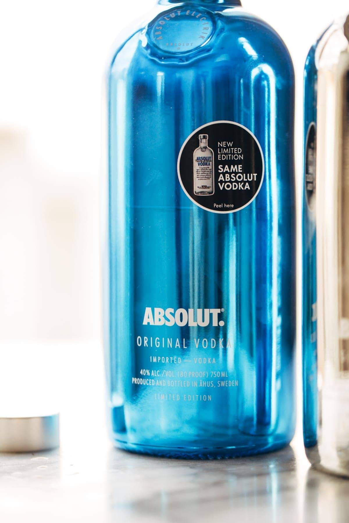 This Cinnamon White Russian is a perfect holiday party drink! with just four ingredients - vodka, coffee liquor, cinnamon simple syrup, and cream. | pinchofyum.com